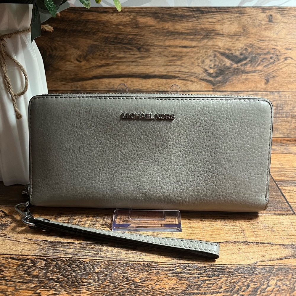 Michael Kors Gray Leather Wallet GUC - Picture 2 of 8